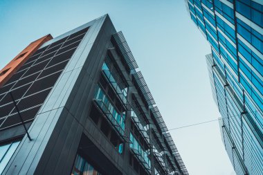 bir sokakta tipik ofis binaları