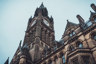 Bir yağmurlu günde Manchester Townhall