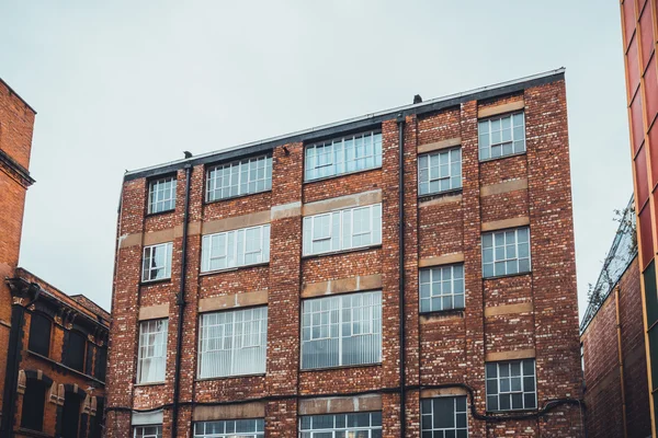 Edifício industrial histórico com fachada de tijolo — Fotografia de Stock