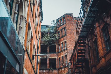 tipik manchester binaları ile eski sanayi Caddesi