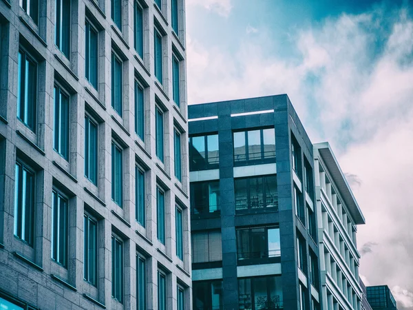 Сучасна офісна будівля з блакитним небом — стокове фото