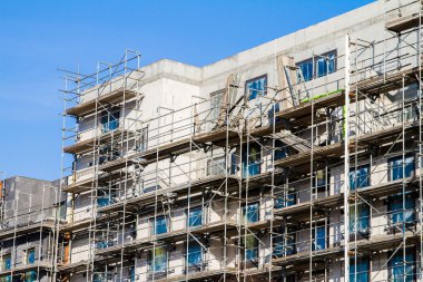 Almanya modern inşaat alanında mavi gökyüzü ile