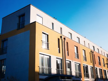 Sarı ve turuncu mavi gökyüzü ile modern satır evlerde