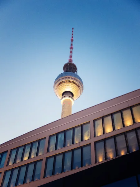 Tour de télévision en Allemagne fernsehturm à Berlin alexanderplatz — Photo