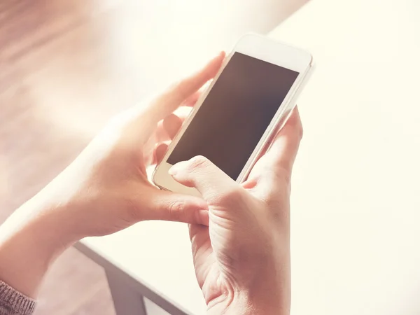 Beyaz smartphone kullanarak