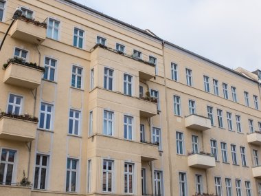 Sarı apartman küçük Balkonlu