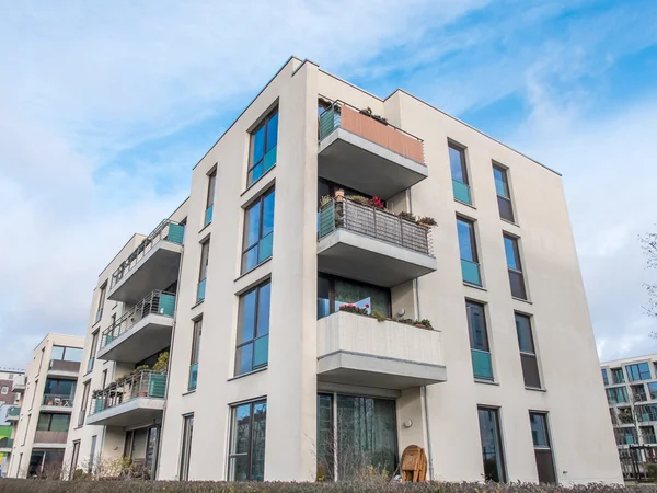 Balkonlu modern alçak Apartment Building — Stok fotoğraf