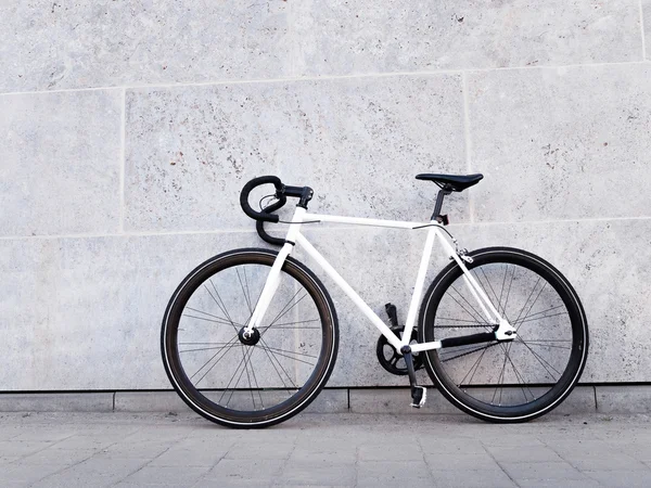 Bicicleta Encostada Uma Parede Pedra Uma Calçada Rua Conceito Estilo — Fotografia de Stock