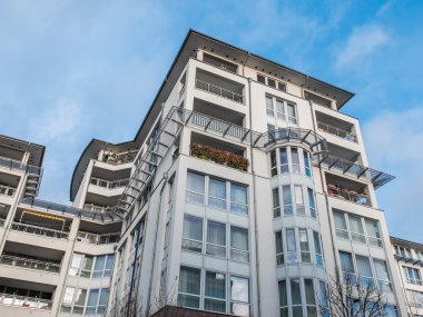 Modern lüks apartman mavi gökyüzü ile