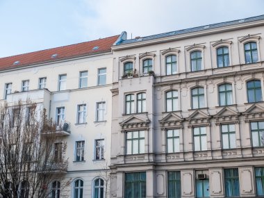 Eski ve yeni tarzı konut binalar