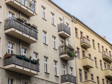 Alçak apartmanlar Balkonlu