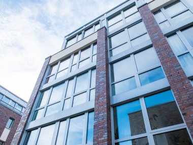 Büyük pencereler ile modern tuğla bina