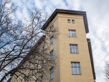 Düşük artış çıplak ağaçlar ile konut bina