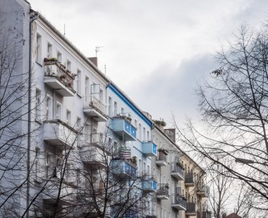 Alçak apartmanlar çıplak ağaçlar ile