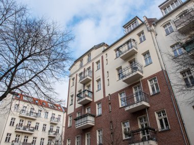 Apartmanlar mahallede Balkonlu