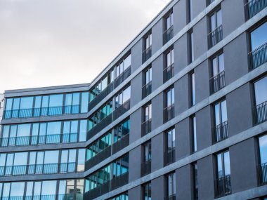 Büyük pencereler ile modern apartman