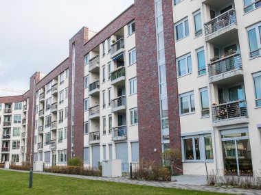 Alçak apartmanın yeşil çim ile