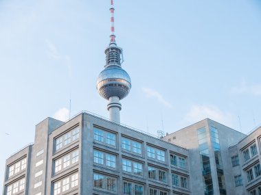 Fernsehturm Tv Kulesi arkasında düşük artış bina