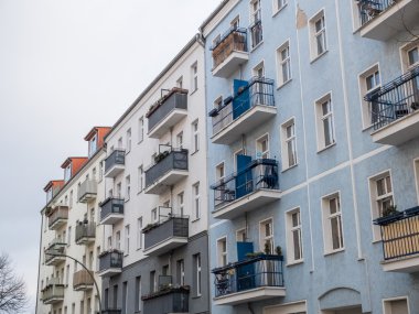 Alçak apartmanlar küçük Balkonlu