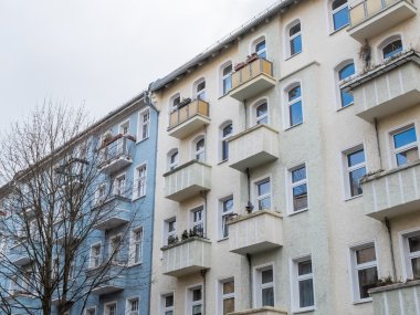 Alçak Modern apartmanlar ile çıplak ağaca