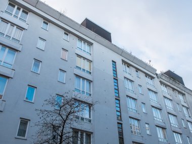 Gri cephe ile modern alçak daire