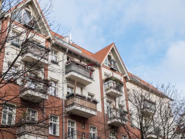 Alçak apartmanın Balkonlu