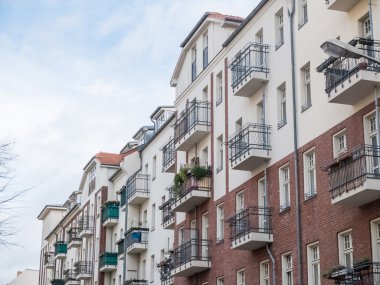 Alçak apartmanlar Balkonlu