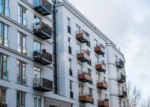 Küçük Balkonlu modern apartman — Stok fotoğraf