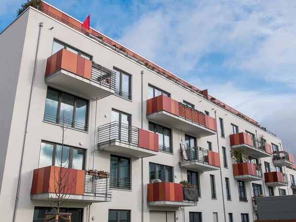 Moderno edifício de apartamentos com varandas coloridas — Fotografia de Stock