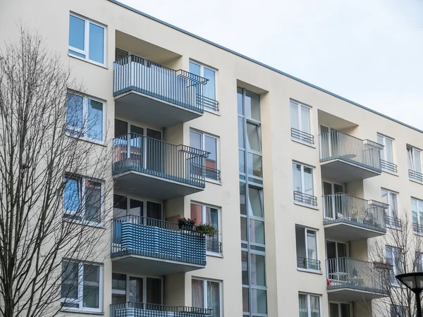 Edificio de Apartamento Low Rise con Balcones — Foto de Stock