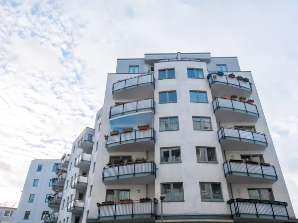 Fachada de Apartamento Low Rise con Balcones — Foto de Stock