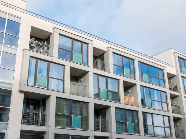 Edificio de apartamentos de baja altura con grandes ventanales — Foto de Stock