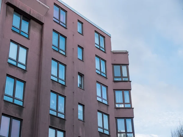 Edifício de apartamentos Low Rise com janelas de canto — Fotografia de Stock