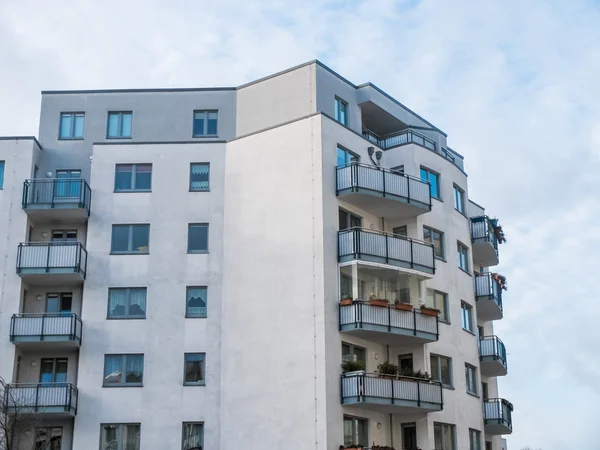 Alçak apartmanın Balkonlu