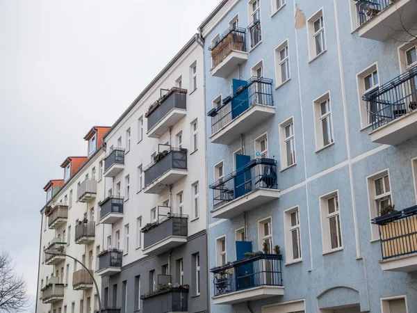 Edificios de apartamentos de poca altura con pequeños balcones — Foto de Stock