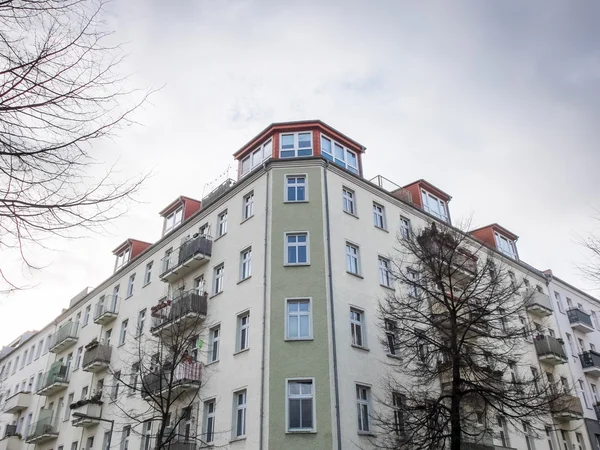 Modernes Flachbau-Mehrfamilienhaus mit bewölktem Himmel — Stockfoto