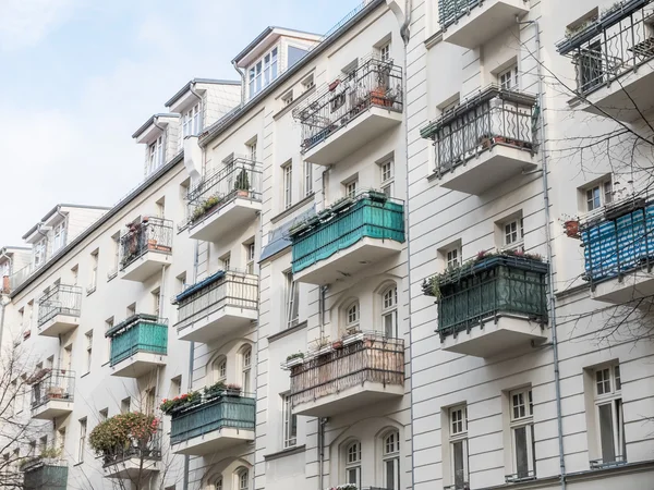 Laagbouw appartementsgebouwen met balkons — Stockfoto