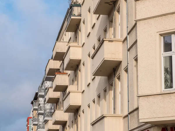 Modernos apartamentos de baja altura con balcón — Foto de Stock