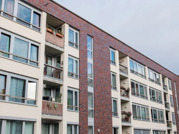 Edificio de Apartamento Low Rise con Balcones Pequeños — Foto de Stock