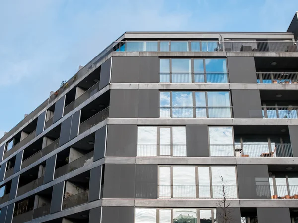 Apartamento moderno con grandes ventanales y balcones — Foto de Stock