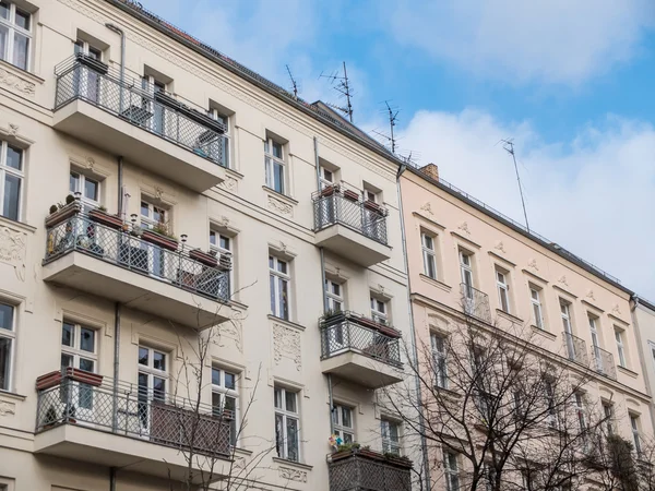 Moderne flatgebouwen met kleine balkons — Stockfoto