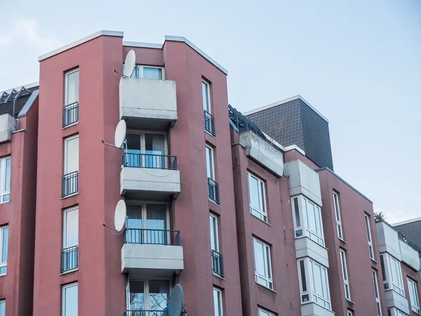 Edificio de apartamentos con pequeños balcones de esquina — Foto de Stock
