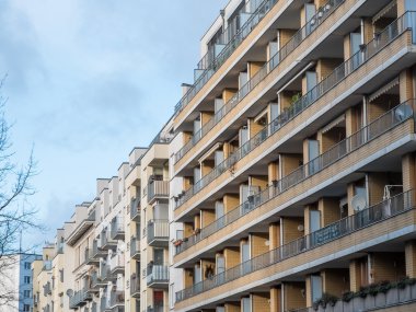 Alçak apartmanlar Balkonlu satırı