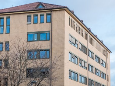 Düşük artış bina kış kırmızı çatılı