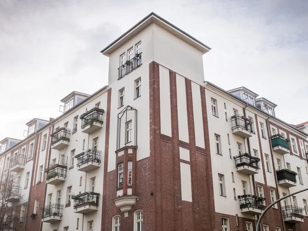 Edificio de apartamentos renovado con pequeños balcones — Foto de Stock