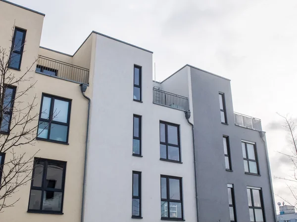 Modern Townhouses Under Overcast Sky — Stock Photo, Image