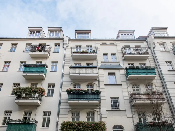 Regardant vers le haut à basse hauteur immeuble d'appartements moderne — Photo