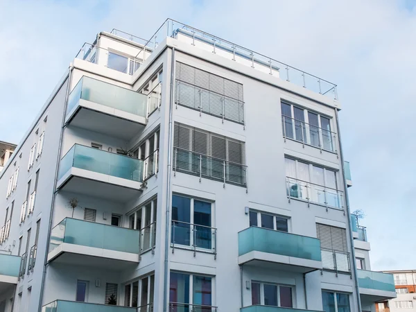 Edifício de apartamentos Low Rise com pequenas varandas — Fotografia de Stock