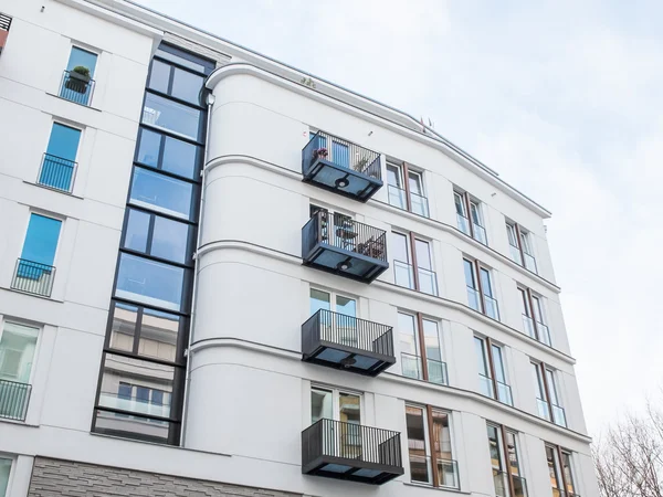 Moderno edificio de apartamentos blancos con balcón — Foto de Stock