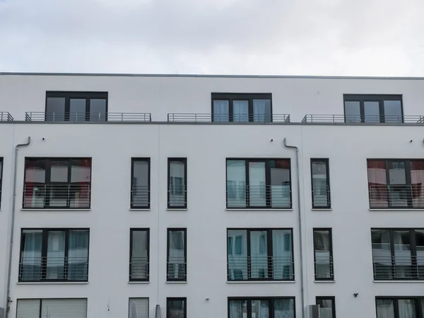 Сучасна будівля апартаменти з великими вікнами — стокове фото